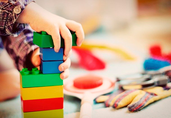 jugar juguetes niños