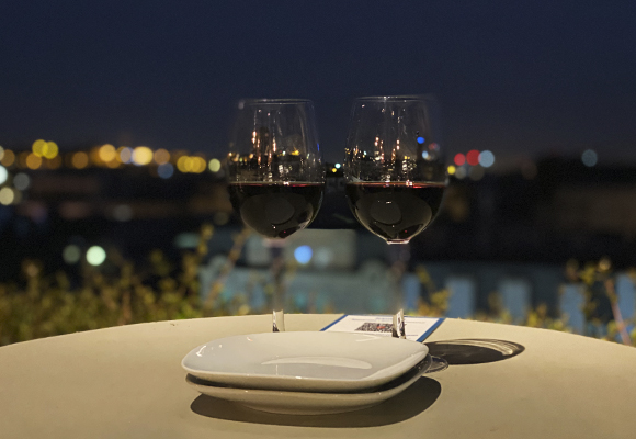 Un buen plan: copa de vino en la terraza del hotel Royal