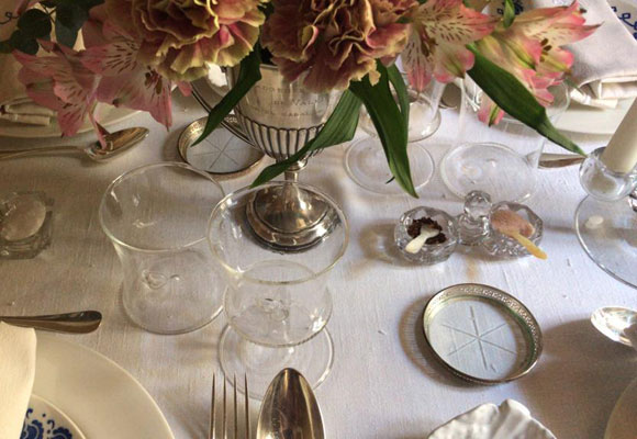 Un florero con flores sobre una mesa
Descripción generada automáticamente