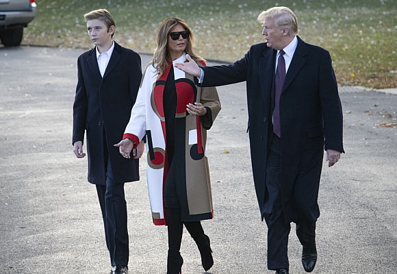 Melania Trump, Donald Trump y su hijo Barron