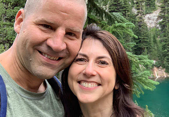 mackenzie-scott-y-dan-jewett