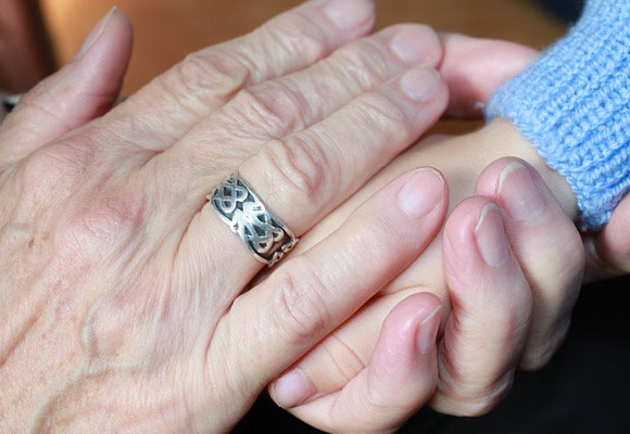 abuelos manos niños contacto