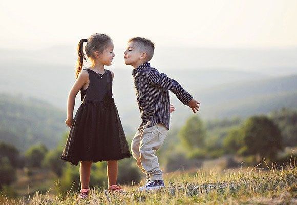 niños beso abrazar amor