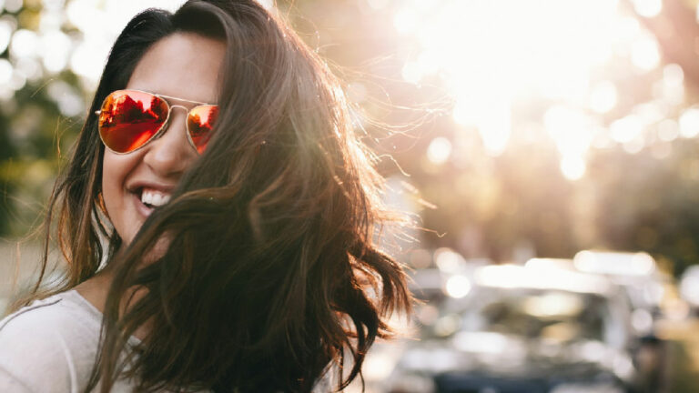 mujer belleza gafas sonrisa