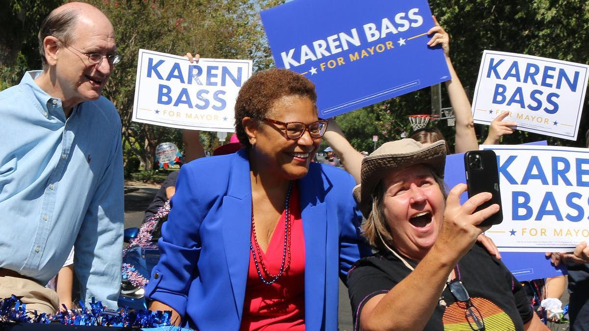 (Foto: Karen Bass Instagram)