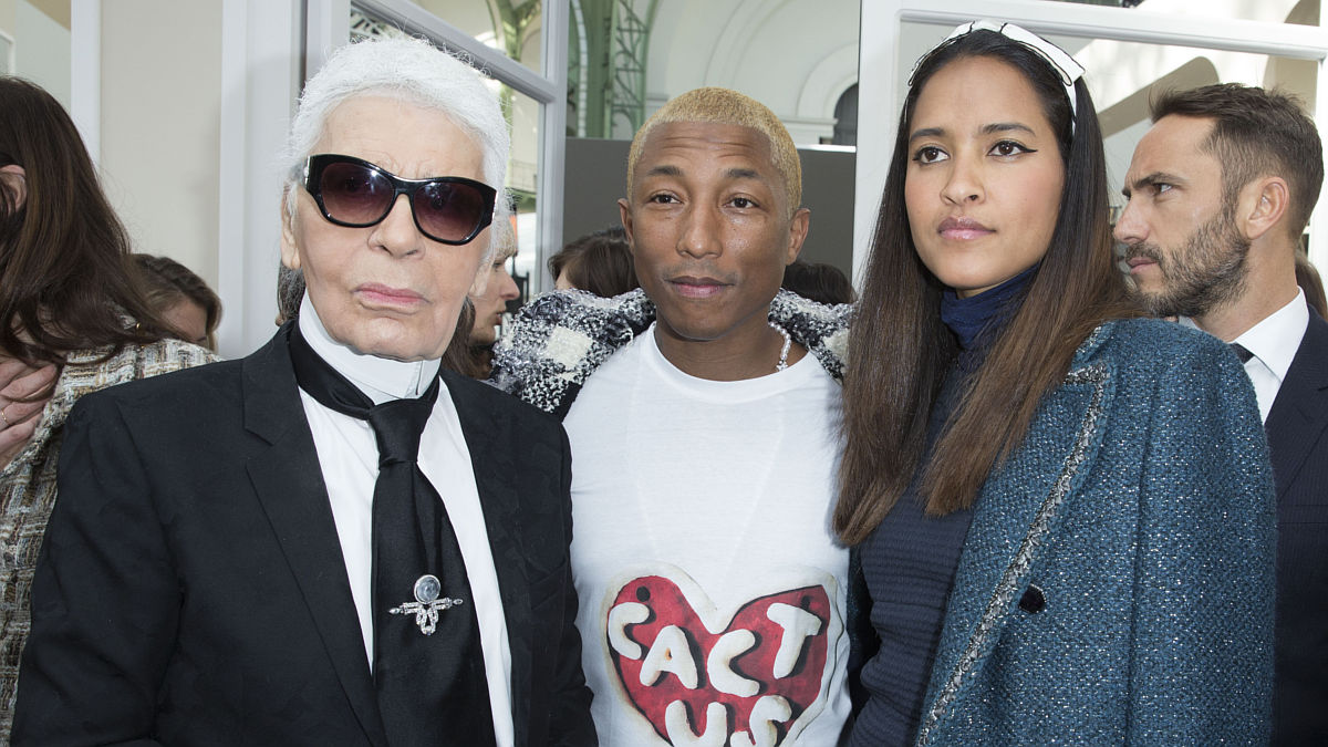 Karl Lagerfeld, Pharrell Williams y Helen Lasichanh (Foto: Gtres)