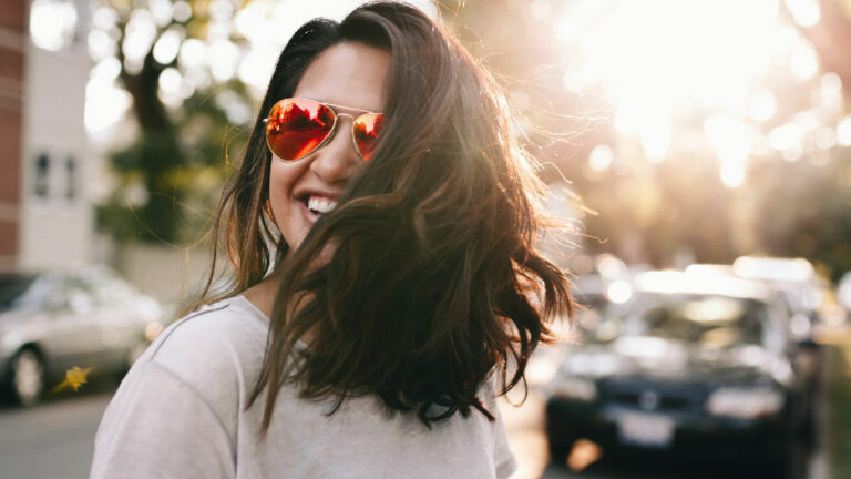 mujer sorpresa gafas