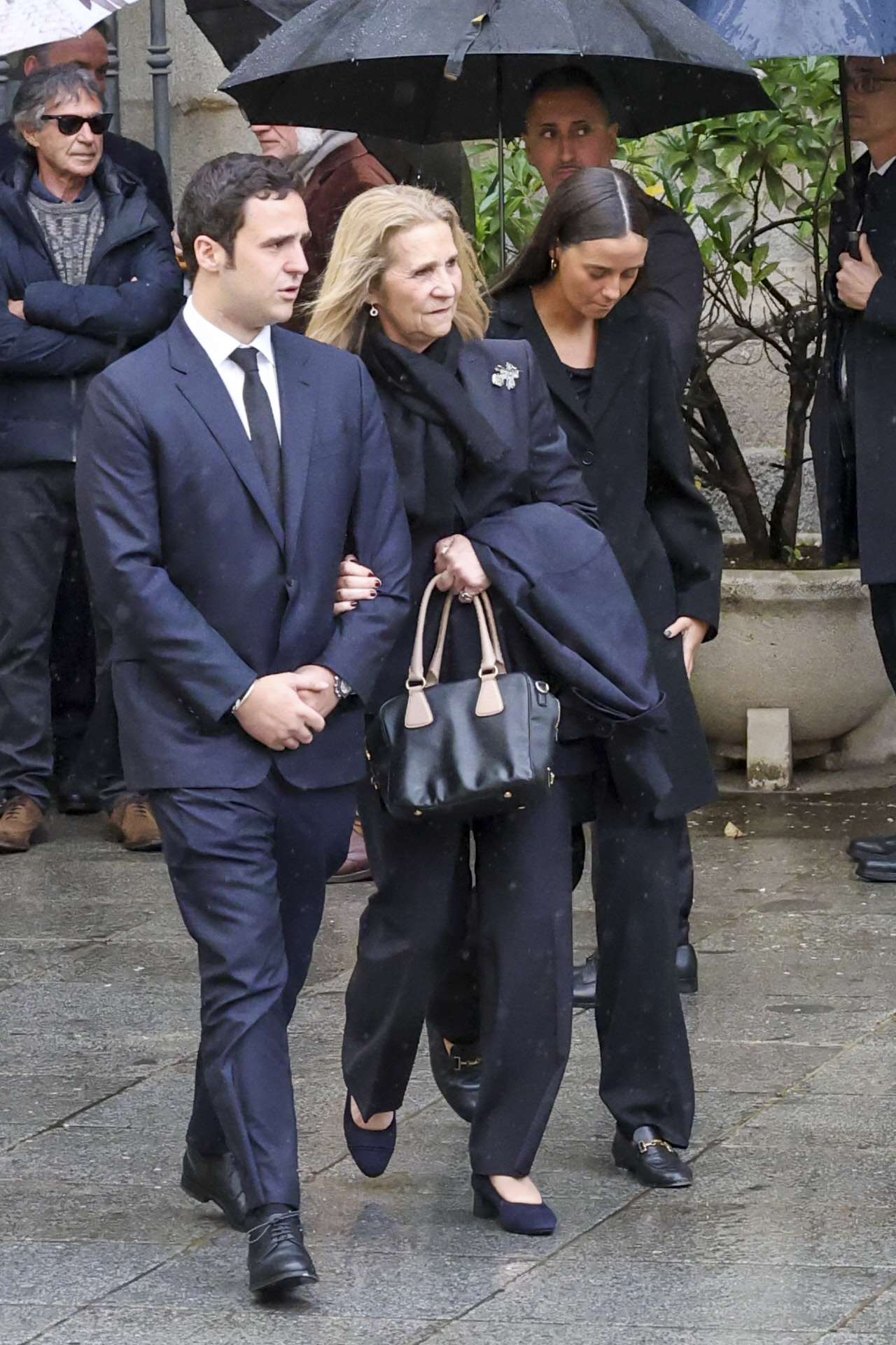 La infanta Elena con sus hijos Victoria Federica y Felipe Juan Froilán (Foto: Gtres)