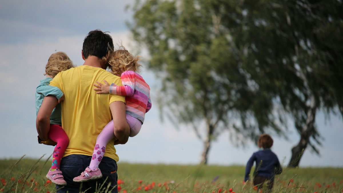 padre familia niños naturaleza