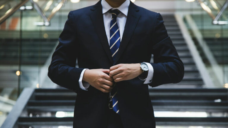 hombre elegancia inversor