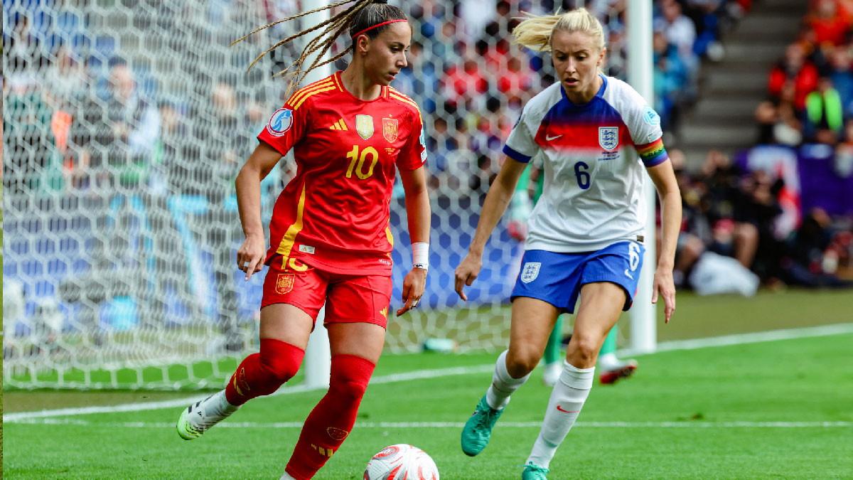 Athenea del Castillo en el partido contra Suiza
