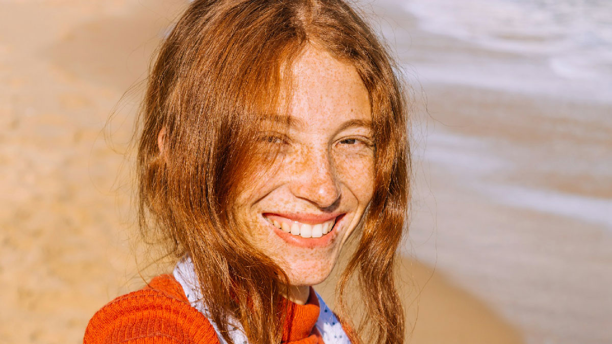 sonrisa mujer pelirrojo