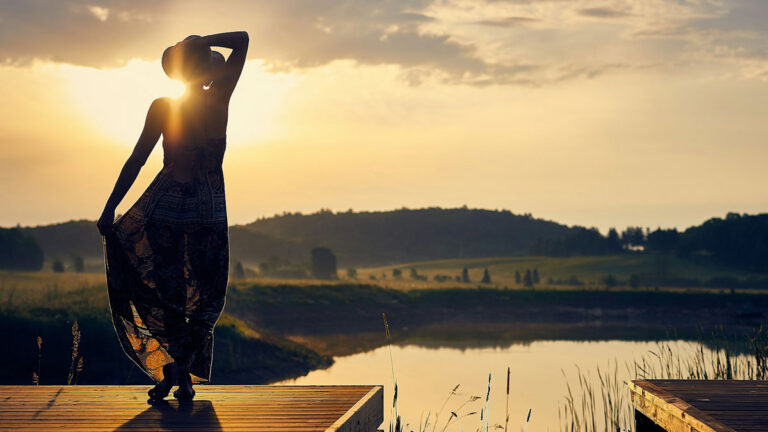 mujer atardecer