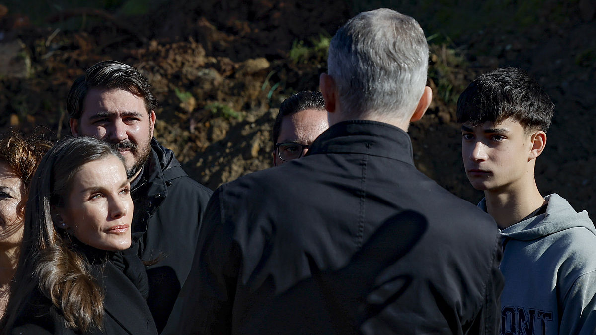 Felipe VI y Letizia visitan el lugar del accidente de tren en Adamuz