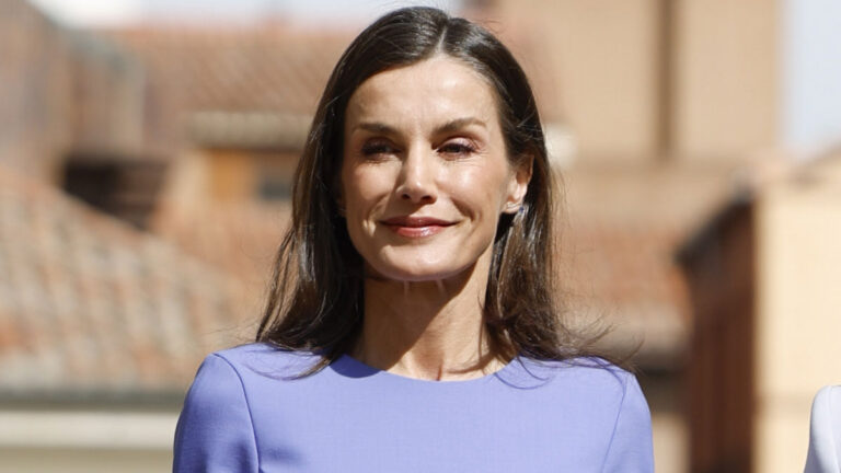 letizia vestido morado