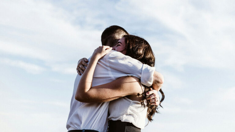 abrazo perdonar pareja amor