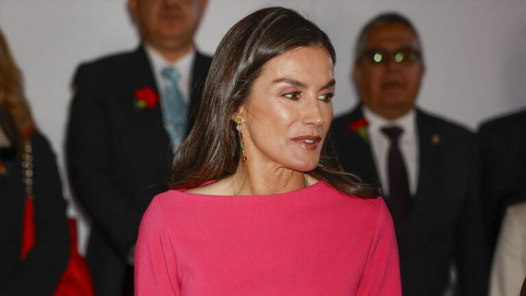 letizia vestido fucsia