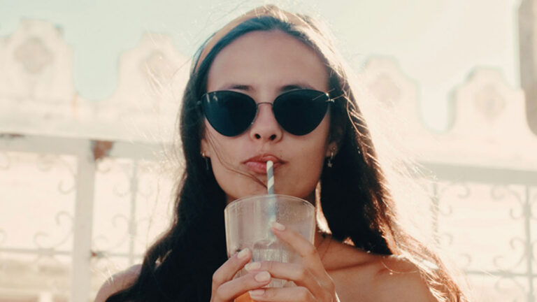 mujer bebiendo verano