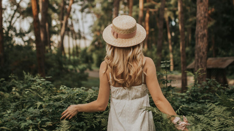 mujer bosque naturaleza