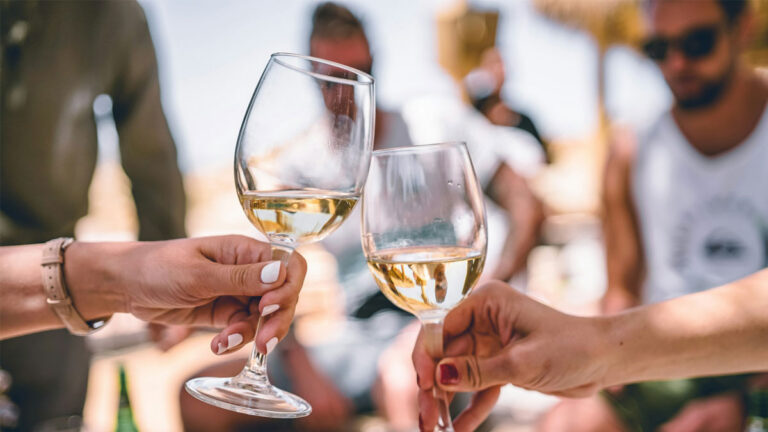 vino blanco brindis